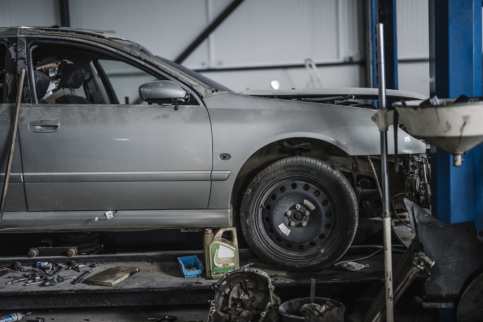 Auto op de brug in de garage